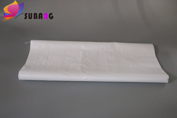 再生料编织袋像新料一样，原来是添加了荧光增白剂